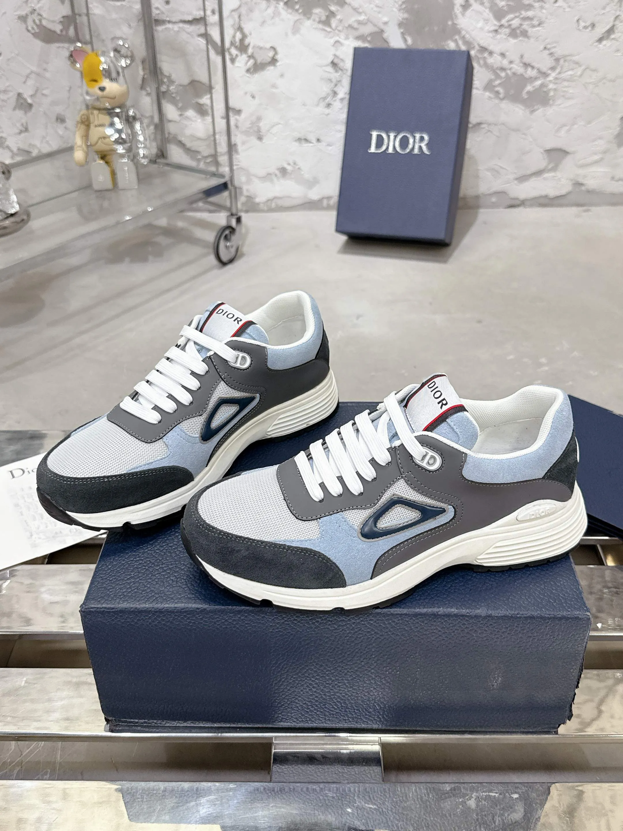 👟👟Ex-factory price 540👟👟 Dior Dior’s latest color matching B30 series dad sneakers. Original version 18,000💰 purchased for development and production. Brand new B30 sneakers. Dad Shoes style shoes that follow the trend of the retro market. The Dior logo on the tongue also indicates that this pair of shoes is the B30 model! B30 uses fine-textured leather and mesh cloth materials to form a shoe body. There are conspicuous letters CD on both sides of the shoe body to indicate identity. Many lines on the shoe body outline details to make the shoes look less monotonous and full of retro flavor. The delivery counter is exquisitely packaged🛍📦 ▪️Fabric: Original customized technical fabric + mesh ▪️Inner lining: Customized breathable lining ▪️Outsole: Original molded IP foam + TPU outsole ▪️Sole thickness: 3.5CM ▪️Size: Men’s size 39-45